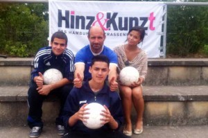 Kickern fuer Hinz und Kunzt Teilnehmer des Schülerteams mit Hinz&Künztler Torsten