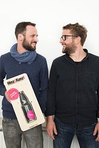 Die beiden Jungs von Vakant-Design mit der von ihnen designten Pfandbon-Sammelbox. Foto: Lena Maja Wöhler.