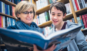 Unser Autor Ole mit der Buchhändlerin seines VERTRAUENS: Christiane Hoffmeister.