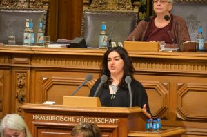 Cansu Özdemir von der Linken stellte in der Bürgerschaft klar: Der Faktencheck von Hinz&Kunzt widerlegt die Scheinargumente der Sozialbehörde.