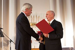 Michael Otto (links) erhält die Auszeichnung von Jürgen Lüthje, Vorstand der Patriotischen Gesellschaft.