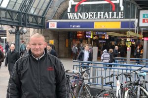 Der Obdachlose Maik hält sich tagsüber vor Hauptbahnhof auf, "weil es hier trocken ist". Foto: Benjamin Laufer.