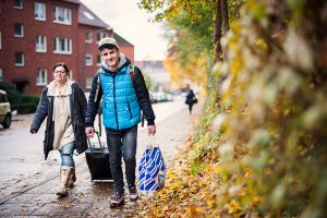 Nur mit wenig Gepäck kam das Pärchen zur Schlüsselübergabe. Ihr Hab und Gut lagerte noch auf ihrer „Platte“. Foto: Dmitrij Leltschuk