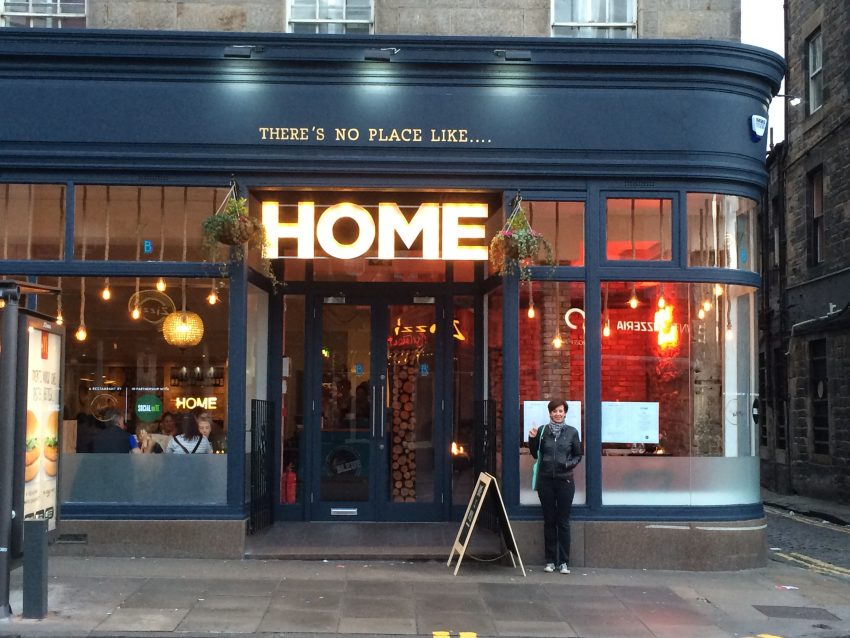 Hinz&Kunzt-Autprin Simone Deckner vor dem "Home" in Edinburgh. Foto: Oliver Lauber.