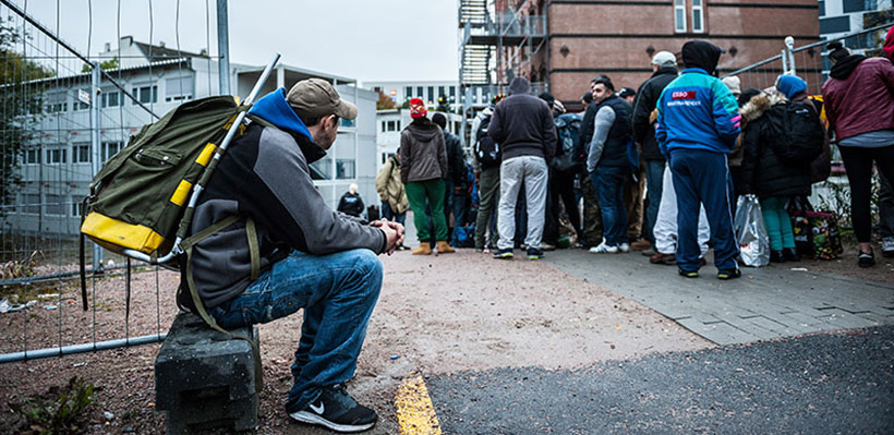 Mehr als 200 Obdachlose warten vor dem Eingang auf einen Platz im Winternotprogramm.