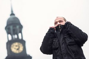 Marek schläft im Winternotprogramm am Schaarsteinweg in der Nähe des Michel. Jeden Morgen muss er wieder zurück in die KÄLTE. Foto: Dmitrij Leltschuk.