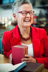 Spenderin Karin Gutjahr hat zu Hause die BÜCHERREGALE durchforstet und hofft, dass alte Klassikerausgaben sich lohnend versteigern lassen. Noch ist sie optimistisch … Foto: Mauricio Bustamante.