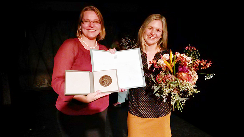 Projektleiterinnen Yvonne Neumann und Sonja Norgall (re.) bei der Verleihung des ALFRED-TÖPFER-PREISES im September. Foto: Simone Deckner.