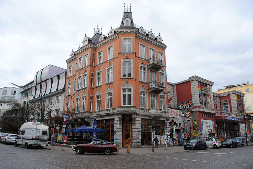 Seit vielen Jahren steht das Eckhaus Juliusstraße 40 am Schulterblatt leer. „Ein Schlag ins Gesicht eines jeden der keine Wohnung hat“, findet der Grünenpolitiker Christian Trede. Foto: Jonas Füllner