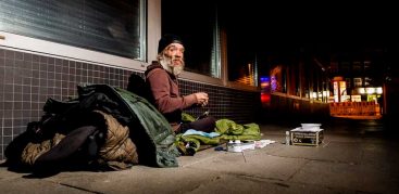 Der Obdachlose Michael hat seine Platte vor einer Hauswand aufgebaut.