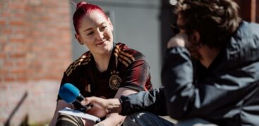 Früher war Bianca Koch obdachlos, nun spielt sie  bei der Homeless EM in Hamburg mit. Foto: Dmitrij Leltschuk