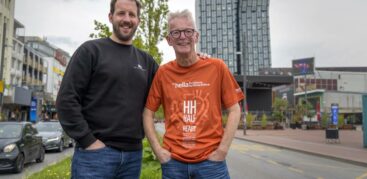 Steven Richter (links) und Detlev Matzen unterstützen Hinz&Kunzt aus Überzeugung. Foto: Imke Lass