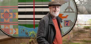 Werner Nöfer vor einem Wandobjekt, das noch bis 1992 am Wallringtunnel hing. Foto: Mauricio Bustamante