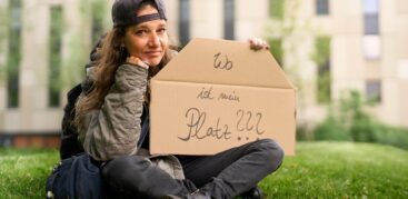 Hinz&Künztlerin Yasmin protestiert gegen die Vertreibung von Obdachlosen. Foto: GRX2 - Graeser & Gromatzki