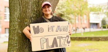 Hinz&Künztlerin Annie posiert für die Kampagne  #ABSEITSABSCHAFFEN. Foto: GRX2 - Graeser & Gromatzki