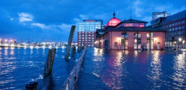 Droht ganz Hamburg in Zukunft so unter Wasser zu stehen, wie es der Fischmarkt schon heute regelmäßig tut? Foto: picture alliance/dpa