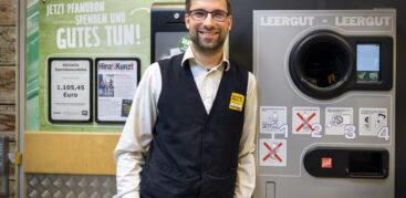 Rewe-Marktmanager Daniel Pieper unterstützt Hinz&Kunzt. Foto: Imke Lass