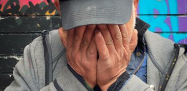 Turgut bettelt in der Bahn. An seinem besten Tag habe er 30 Euro verdient, sagt er. Foto: Mauricio Bustamante