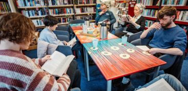 Ruhe Bitte: Der Silent Book Club trifft sich zum Lesen in der Bücherhalle Elbvororte. Foto: Dmitrij Leltschuk