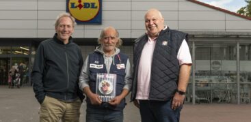 Vertriebsleiter Christian Hagen (von links), Hinz&Kunzt-Verkäufer Ali und Lidl-Abteilungsleiter Holger Nowak. Foto: Mauricio Bustamante