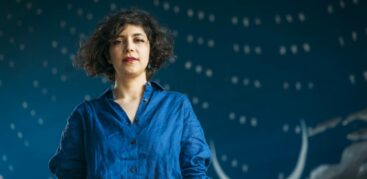 Sie möchte Künstlerinnen aus ihrer Heimat zusammenbringen: Atena Eshtiaghi. Foto: Miguel Ferraz