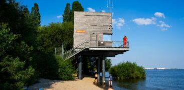 Alles im Blick: Die DLRG-Wasserrettungsstation am Elbstrand Wittenbergen. Foto: Dmitrij Leltschuk