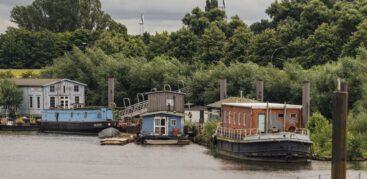 Die Hausboote am Spreehafen in Wilhelmsburg liegen im HPA-Gebiet. Wohnen darf hier offiziell niemand. Foto: Miguel Ferraz
