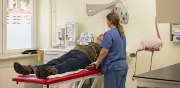 Neu-Patient Makev wird nach der Aufnahme in der Krankenstube erst mal durchgecheckt. Foto: Mauricio Bustamante