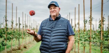 Setzt zunehmend auf den Anbau von Pfirsichen: Obstbauer Claus Schliecker. Foto: Dmitrij Leltschuk