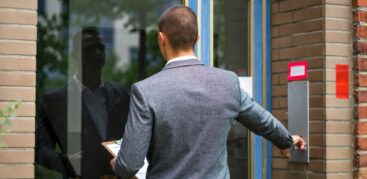 Ein Gerichtsvollzieher bei einer Zwangsräumung.