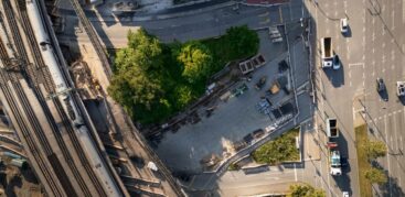 Ein Schlafplatz mitten in der Stadt und gut versteckt: Blick von oben auf die grüne Verkehrsinsel nahe der Alster. Foto: Mauricio Bustamante