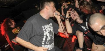 Im Logo geht es oft härter zur Sache – so wie 2010 beim Konzert von Napalm Death mit Sänger Mark Greenway. Foto: Jörg-Martin Schulze/jmsphoto.de