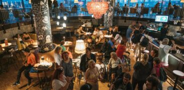 Wenn Menschen mit und ohne Behinderung gemeinsam Spaß haben: Blick auf die „barner 16 TanzBar“. Foto: Miguel Ferraz