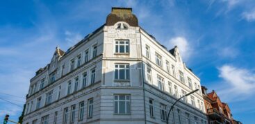 Viel freier Wohnraum in bester Bergedorfer Lage: das Eckhaus Reetwerder 3. Foto: Dmitrij Leltschuk