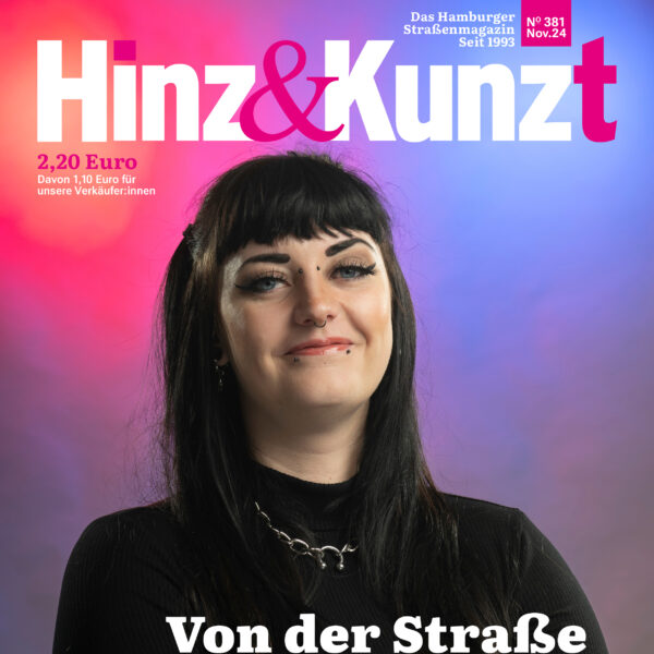 Eine Frau mit scharzen Haaren schaut lächelnd in die Kamera. Titelzeile: "Von der Straße auf die Bühne"