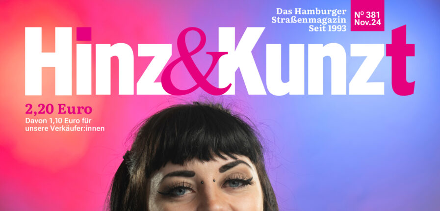 Eine Frau mit scharzen Haaren schaut lächelnd in die Kamera. Titelzeile: "Von der Straße auf die Bühne"