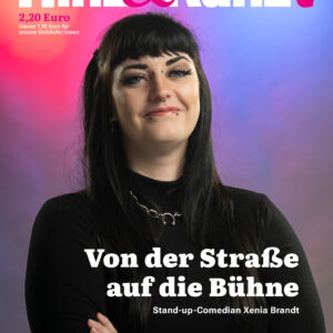 Eine Frau mit scharzen Haaren schaut lächelnd in die Kamera. Titelzeile: "Von der Straße auf die Bühne"