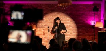 Macht Witze über ihre Vergangenheit: Xenia Brandt als Comedian auf der Bühne. Foto: Mauricio Bustamante