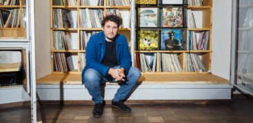 Gabriel Schimmeroth weiß, wo im Vinyl-Archiv welche Platte steht. Foto: Dmitrij Leltschuk