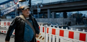 Auf dem Weg zur Notunterkunft am Bahnhof Billwerder-Moorfleet wirkt der Obdachlose Vasile angespannt und nervös. Foto: Mauricio Bustamante