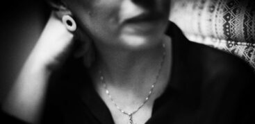 Im Café Leonar trägt sie als Symbol des Judentums eine Kette mit dem Davidstern. In keinem anderen Restaurant würde sie das tun. Foto: Dmitrij Leltschuk