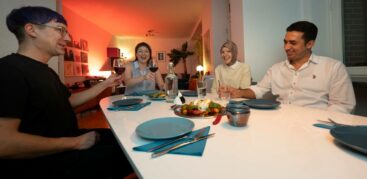 Gastfreundschaft: Laura und Chris (links) haben Sevgi und Kadir zu sich nach Hause eingeladen. Foto: Mauricio Bustamante