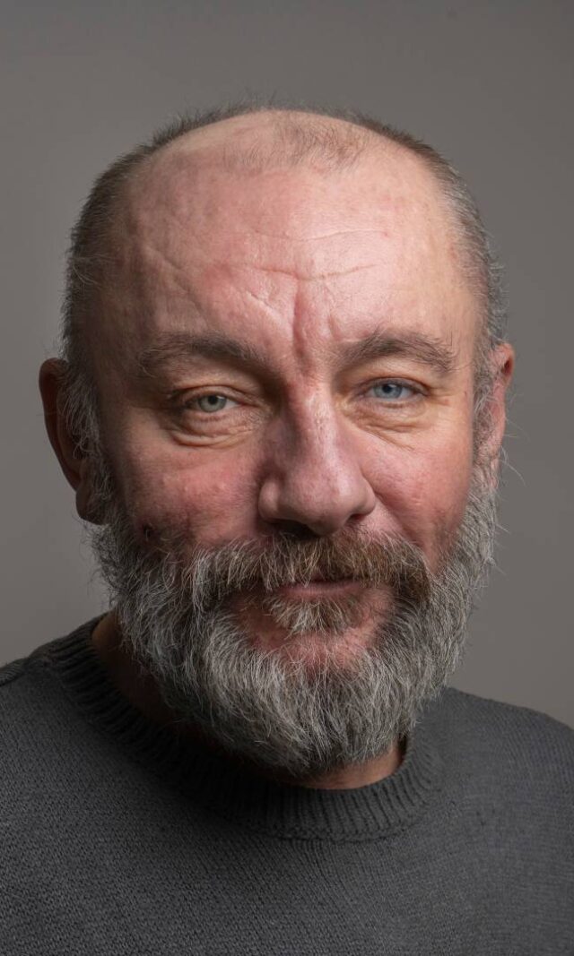 Wegen kaputter Knie kann Marian nicht mehr richtig laufen. Trotzdem will er unbedingt wieder arbeiten. Foto: Mauricio Bustamante