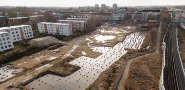 Korallusviertel in Wilhelmsburg: Bereits 2009 wurden die Pläne für das neue Korallusviertel in Wilhelmsburg vorgestellt. Mehr als 400 neue Wohnungen sollten wenige Hundert Meter vom S-Bahnhof Wilhelmsburg entstehen. Fünf Eigentümerwechsel später sind zwar noch keine Baukräne in Sicht, aber es gibt ein neues Datum für die Fertigstellung: Anfang 2026. Auf der Projekt-Homepage der Empira Group heißt es: „Erleben Sie mit uns die Entwicklung dieses vielversprechenden Standorts zu einem florierenden Wohn- und Geschäftszentrum.“ Was aus der Seite nicht hervorgeht: Erst im Dezember wurde das Immobilienunternehmen von der börsennotierten Partners Group aus der Schweiz geschluckt, die folglich ab diesem Jahr einen möglichen Baubeginn verantwortet. Foto: Mauricio Bustamante