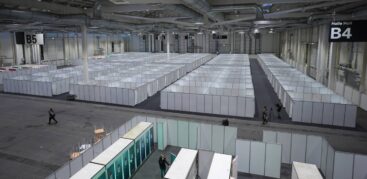 Kaum Privatsphäre: In den Hamburger Messehallen waren im Dezember 2024 und Januar 2025 bis zu 476 Geflüchtete untergebracht. Foto: picture alliance/dpa/Marcus Brandt