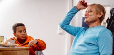 Treffen sich mindestens einmal pro Woche: Kiano und sein Aktivpate Mario. Foto: Dmitrij Leltschuk