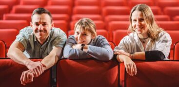 Filmkunst aus Leidenschaft: Artem Zaidman (links), Elena Botchanov (Mitte) und Galina Ponomareva vom KinoHafen-Orgateam. Foto: Dmitrij Leltschuk