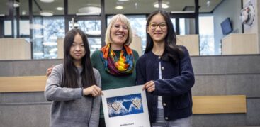 Die Siebtklässlerinnen Vivien (links) und Maya (rechts) mit ihrer Lehrerin Martina Klinge. Foto: Imke Lass