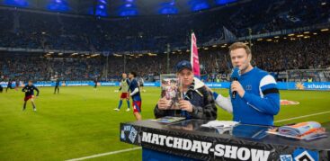 Im Scheinwerferlicht: Hinz&Künztler Markus mit HSV-Stadionsprecher Christian Stübinger. Foto: Mauricio Bustamante