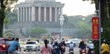 Das Ho-Chi-Minh-Mausoleum in Hanoi: Bis heute ist der vietnamesische Nationalheld allgegenwärtig. Foto: Jörg Böthling